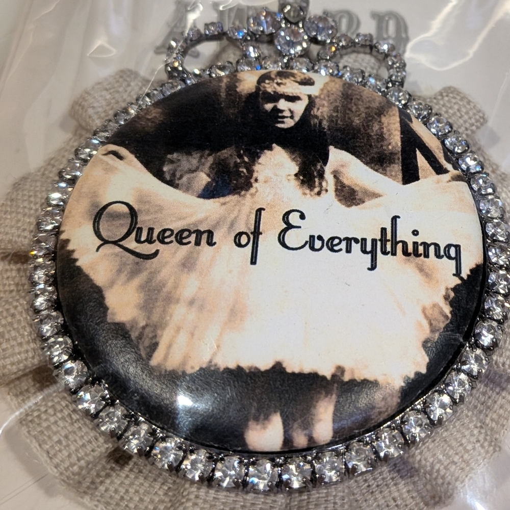 Queen Of Everything Pin/Brooch Ribbon New In Package - Picture 3 of 8